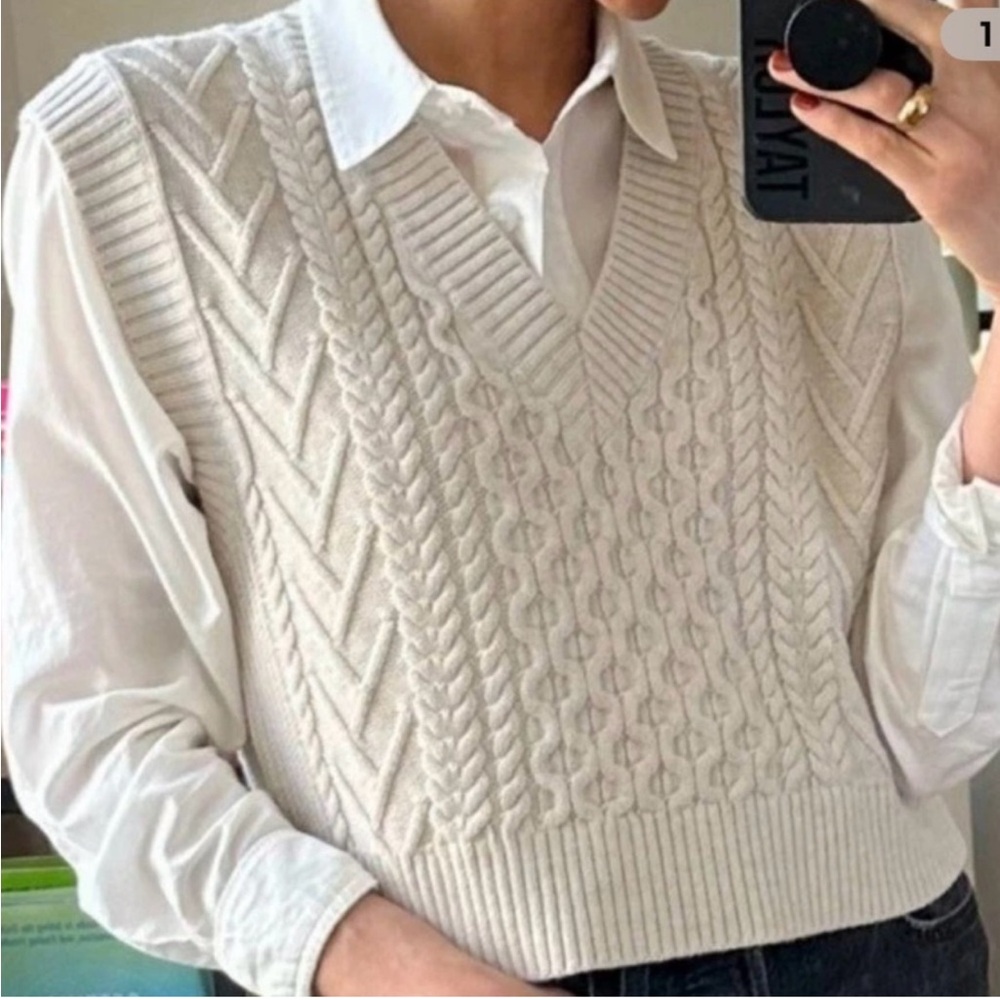 Aritzia Babaton | 100% merino wool sweater vest / S